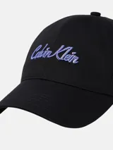 Gorra de sarga de algodón color negro, con visera curva y logo de Calvin Klein bordado en la parte frontal en tono azul claro. Cuenta con cierre metálico ajustable en la parte posterior.