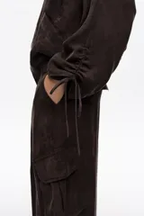 Pantalón cargo de corte barrel color marrón, confeccionado en mezcla de algodón, con bolsillos laterales con fuelle y cintura ajustable con cordón.