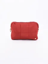 Bandolera color bordó con diseño acolchado y cierre superior.