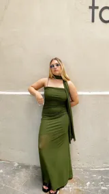 Vestido negro de microtul elastizado, corte mini con escote recto, frunces y forro corto.