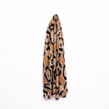 Pashmina rectangular de color beige con estampado animal print en negro.