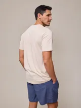 Remera blanca de algodón con cuello redondo y manga corta.