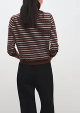 Jersey de punto con diseño de rayas horizontales en tonos marrones, blancos y azules, de cuello redondo y manga larga.