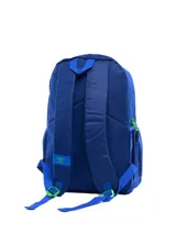 Mochila Umbro de color gris oscuro con diseño estampado en el bolsillo frontal. Cuenta con compartimento principal con cierre, bolsillo frontal con cierre, bolsillos laterales de red y logo de la marca aplicado en la parte superior.
