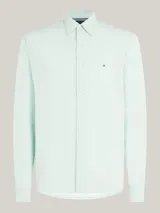 Camisa de lino color verde agua, de corte regular con cuello abotonado, manga larga y logo bordado en el pecho.