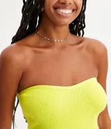 Blusa strapless de punto acanalado con escote corazón, corte ajustado al cuerpo y diseño sin mangas.