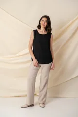 Blusa de gasa negra, sin mangas y con cuello redondo.