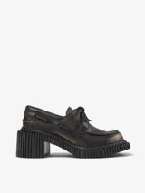 Mocasín de piel vacuna color negro con acabado envejecido, plantilla de EVA y suela XL EXTRALIGHT de EVA. Presenta un tacón de 7 cm y forro interior de piel vacuna.