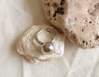 Anillo plateado con esfera grande.