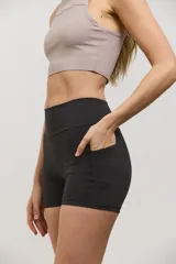 Minishort deportivo de calce ajustado con cintura alta y bolsillos laterales. Confeccionado en tejido elastizado de compresión media.