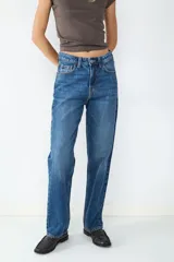 Jeans de tiro alto y corte recto, con diseño clásico de cinco bolsillos, cierre de cremallera y botón metálico.