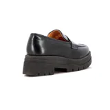 Mocasines de cuero sintético color negro con suela track de plataforma dentada.