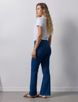 Jegging con pretina elastizada, marca Zac & Rachel. Delantera y trasera con bolsillos. Terminación de ruedo bootcut.