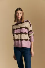 Sweater de tejido tramado con diseño de bloques ondulados en tonos tierra. Presenta cuello redondo, mangas largas y un calce relajado.