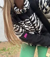 Campera de polar con estampado de cebra y forro de polar negro.