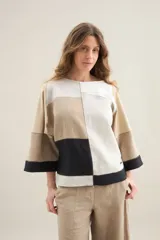 Blusa de diseño patchwork en tonos beige, blanco y tostado, confeccionada con recortes de lino y algodón, cuello redondo, mangas cortas y calce relajado.