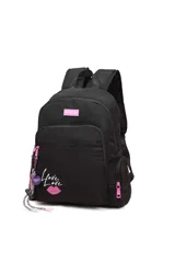 Mochila urbana de nylon color negro, con compartimento principal y bolsillo frontal con cierre. Presenta detalles en color rosa, incluyendo un parche con logo, tiradores de cierre y un estampado gráfico de labios con la palabra 'Love'. Incluye un llavero decorativo colgante.