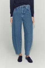 Jeans de tiro alto ZW Collection, color negro con efecto deslavado, corte tapered y diseño bombacho con raya planchada al frente.