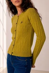 Cardigan de punto con diseño de ochos, color rojo, cuello redondo y cierre frontal con botones. Cuenta con manga larga y detalle bordado en el pecho.