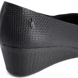 Zapato casual de cuero negro con taco corrido, capellada con textura y detalle de elástico en el lateral.