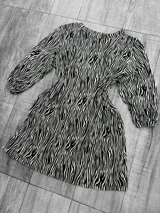 Minivestido de mangas largas con estampado de cebra en blanco y negro.