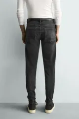 Jeans skinny fit de corte ajustado y tiro medio en color negro con efecto lavado y detalles desgastados. Confeccionados en tejido elástico con mezcla de algodón, presentan diseño clásico de cinco bolsillos y cierre frontal con cremallera y botón.