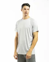 Remera deportiva gris oscuro de poliéster y spandex, de manga corta y cuello redondo.