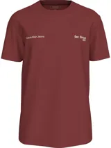 Remera color borgoña de corte holgado, cuello redondo y mangas cortas. Estampado frontal con el logo de Calvin Klein Jeans y la leyenda "Est. Since 1978".