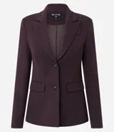 Blazer entallado de la marca Cortelle, confeccionado en punto Roma color bordó. Presenta cuello con solapa, cierre frontal de dos botones, bolsillos con tapa y mangas largas.