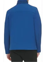 Campera softshell azul con cierre frontal, cuello alto y un bolsillo con cierre en el pecho. Presenta un parche engomado con el logo de Calvin Klein en la manga y la inscripción Calvin Klein bordada en el cuello. Confeccionada en poliéster y elastano.