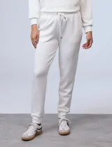 Pantalón jogger negro, marca Match Fit, con pretina ancha elastizada, lazo de ajuste, bolsillos delanteros y puños elastizados en los tobillos.