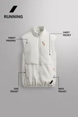 Chaleco técnico de corte regular con cuello subido y cierre frontal de cremallera. Presenta un diseño ligero con panel frontal ligeramente acolchado, bolsillos laterales con cremallera oculta y un bolsillo adicional en el pecho con tirador en color naranja. Incluye acabados con cinta elástica en el bajo y detalle de logo estampado.