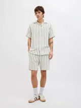 Camisa de manga corta con fit relajado y cuello resort. Cierre con botones al frente. Estilo liviano ideal para el verano.