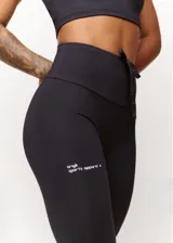 Calza deportiva roja de tiro alto con cordón ajustable en la cintura y logo estampado en la pierna.