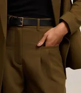 Pantalón wide leg de viscosa color negro, con cintura alta, trabillas, cinturón con hebilla cuadrada, bolsillos delanteros y pliegues.