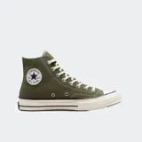 Championes de caña alta Converse Chuck 70 color verde oliva, con cordones blancos y suela de goma color crema con línea negra.