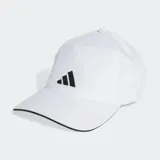 Gorra deportiva Adidas de cinco paneles, color blanco con logo negro bordado en el frente y detalle de borde negro en la visera precurvada. Cuenta con cierre ajustable en la nuca y tecnología de control de humedad.
