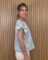 Musculosa de lino color marrón con mangas con volantes y cuello redondo.