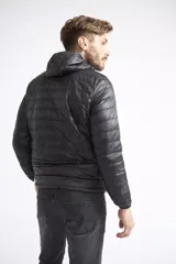 Campera de plumas liviana para hombre, color verde oliva, con capucha, cierre frontal completo y logo de la marca estampado en el pecho.