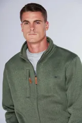 Campera deportiva de tejido tipo polar en color gris jaspeado, con cuello alto, cierre frontal completo, bolsillos laterales y bolsillo en el pecho con cierre. Presenta detalles en cuero sintético y logo bordado en el pecho.