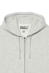 Sudadera cropped fit con capucha y cierre frontal de cremallera, confeccionada en tejido de algodón en color naranja. Cuenta con bolsillos frontales tipo canguro y efecto lavado.