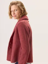 Saco de lana hervida en color bordó, con diseño clásico, cierre frontal con botones rústicos y detalles de coderas en contraste.