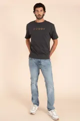 Pantalón de jean celeste, corte slim fit, tiro medio y bolsillos delanteros y traseros.