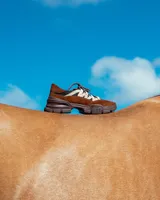 Championes urbanos de diseño robusto, confeccionados en una combinación de gamuza y paneles de mesh, con suela de plataforma dentada y cordones al tono.