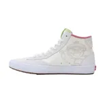 Championes de caña alta Vans modelo Lizzie, en colaboración con Sesame Street. Presentan un diseño en color blanco con detalles bordados de Elmo en el lateral, ribetes en color rosado y verde, y un dije colgante de peluche azul con forma de letra L.