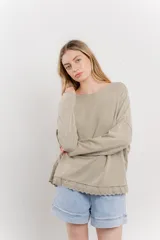 Remera color arena de corte holgado y mangas largas.