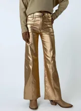 Pantalón plateado de corte oxford, confeccionado en tela metalizada elastizada.