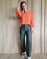 Pantalón de vestir verde militar de cuero sintético, corte palazzo y tiro alto.