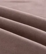 Remera de manga corta confeccionada en tejido sintético efecto gamuza, con cuello redondo y corte holgado. Presenta un bordado con lettering Knight y estrellas en el pecho.