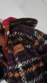 Buzo canguro oversize con capucha y cuello alto, confeccionado con paños de lana estampados.